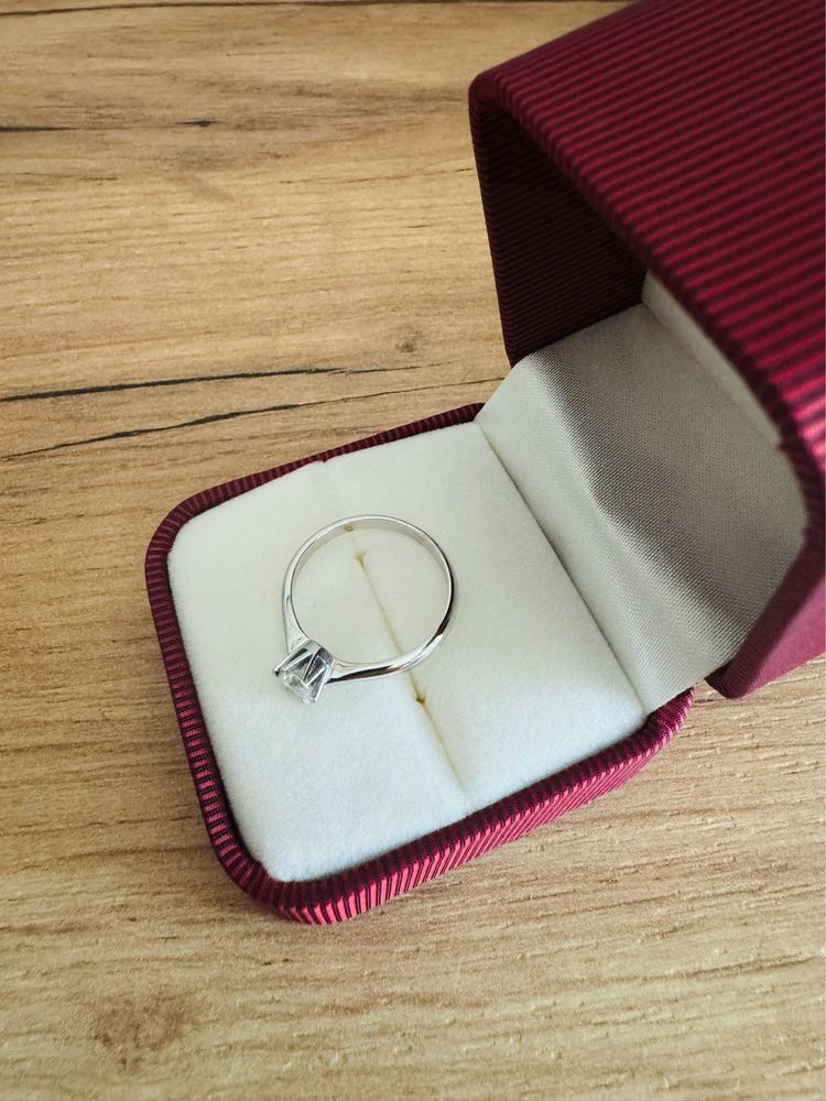 Pierścionek zaręczynowy - 0.28 Ct brylant (białe złoto)