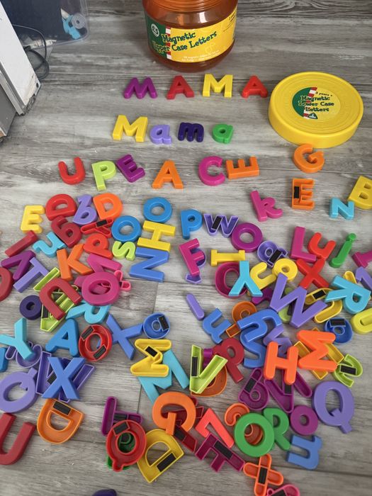 Магнітні цифри і англійські букви.Гарно для вивчення букв цифрів,