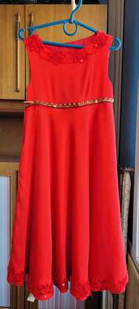 Красивое ярко красное платье