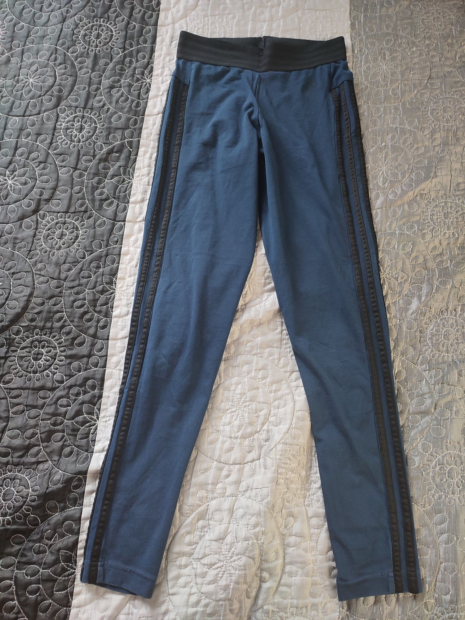 Legginsy adidas.