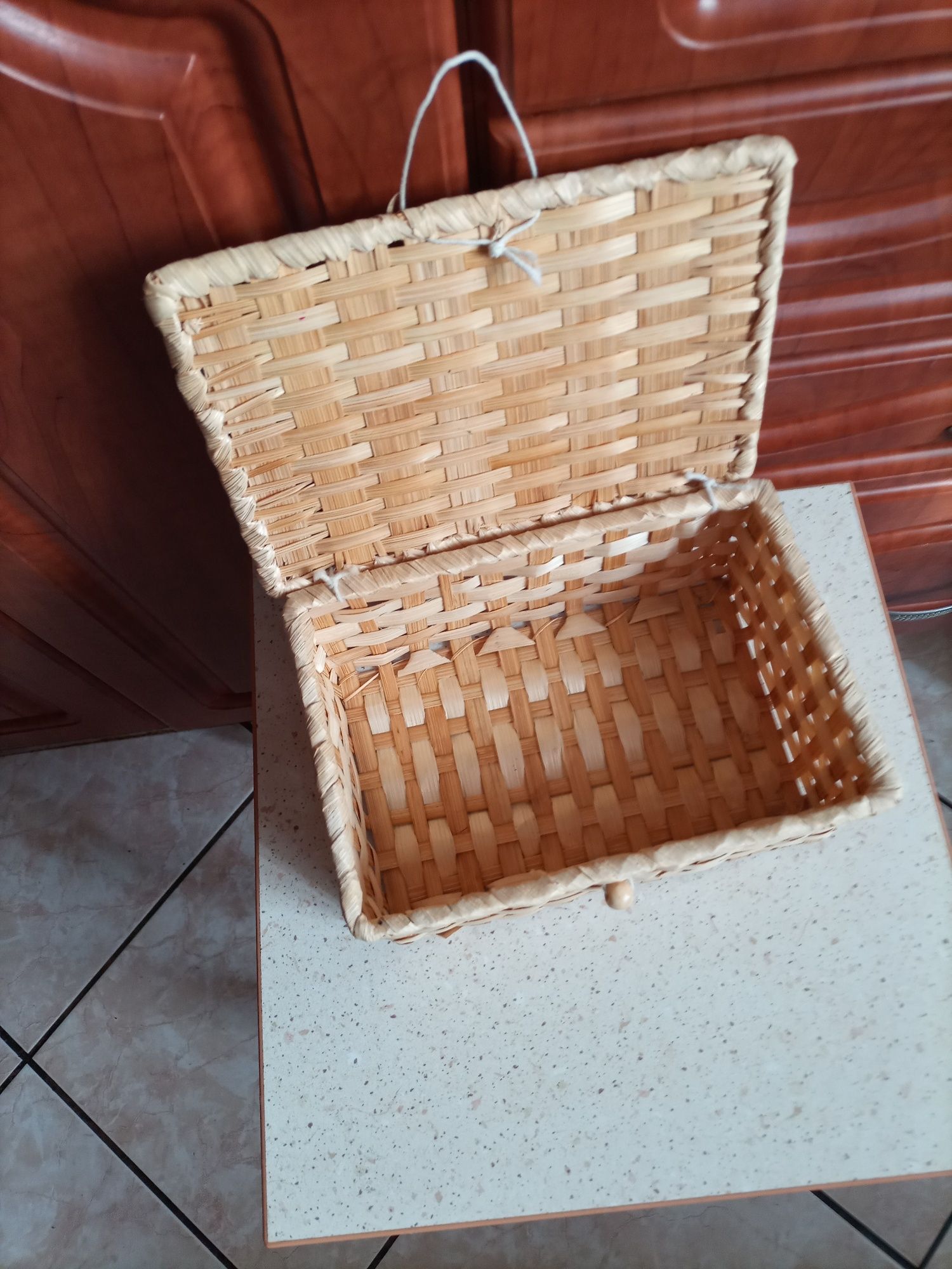 Kuferek, pojemnik z trawy morskiej.