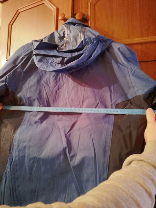 Куртка синього кольору для хлопчика.