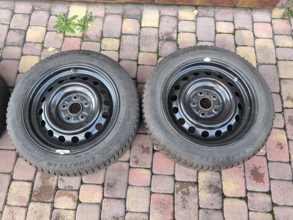 Opony zimowe Goodyear 205/55 R-16  wraz z felgami stalowymi