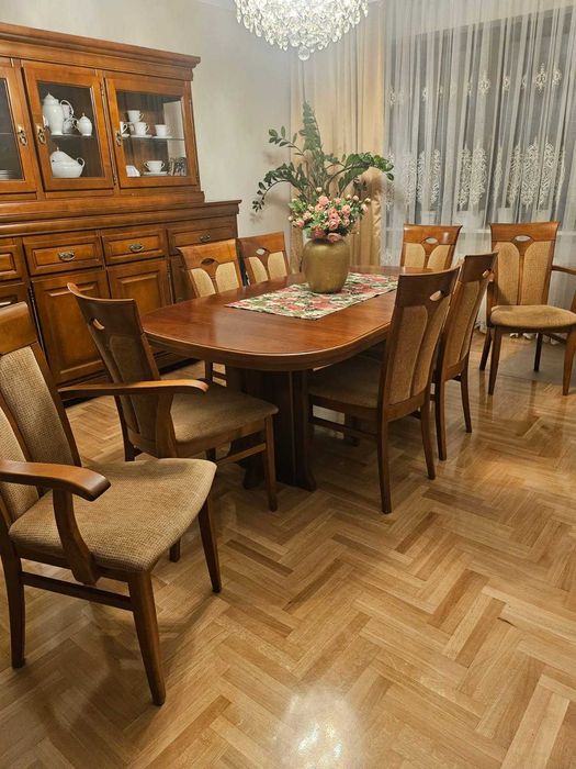 Stół z litego drewna z kompletem krzeseł.

4 000 zł