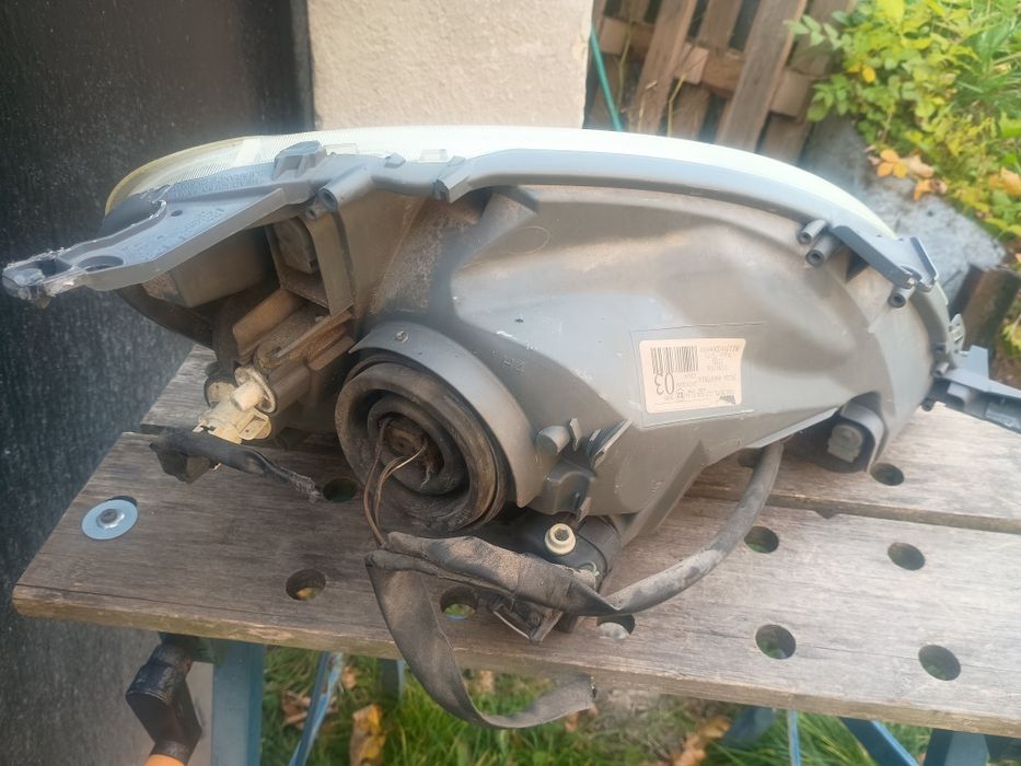 Toyota Yaris lampa przednia lewa + prawa Valeo komplet