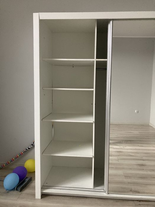 Duża szafa przesuwna z duzym lustrem