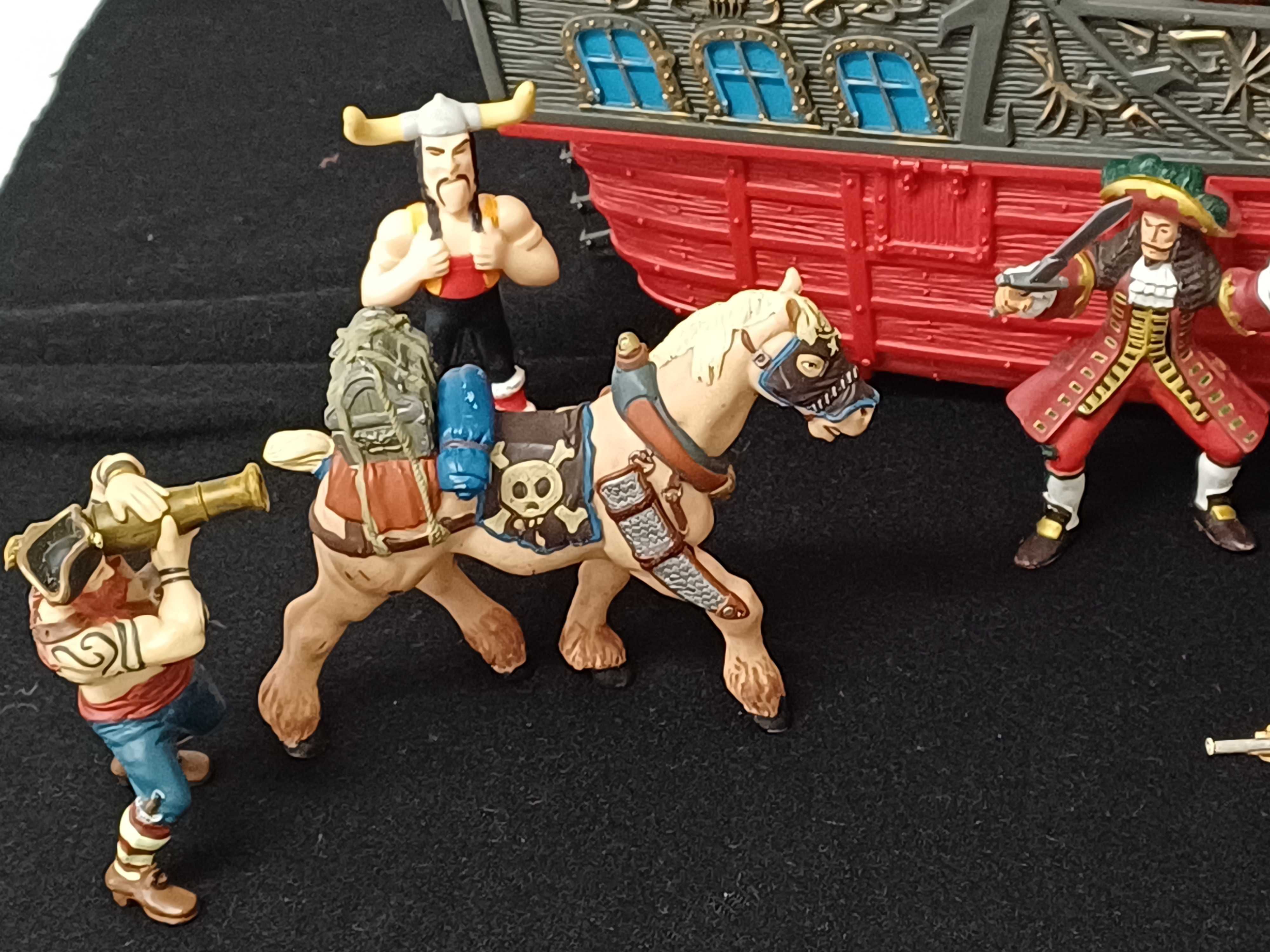 Barco Pirata com 13 figuras, 2 canhões, bote com baú do tesouro