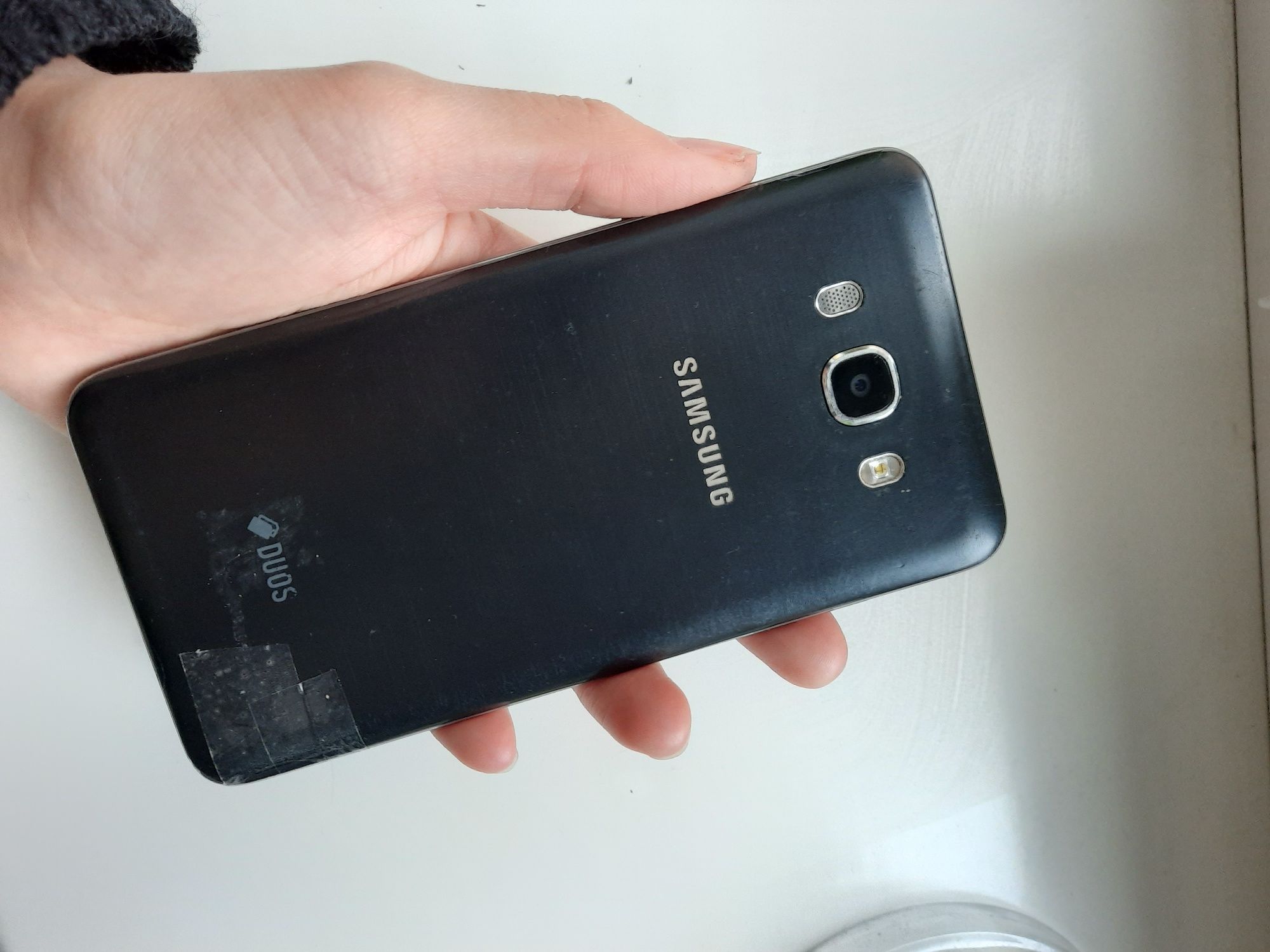Телефон Samsung Galaxy J7 (2016)