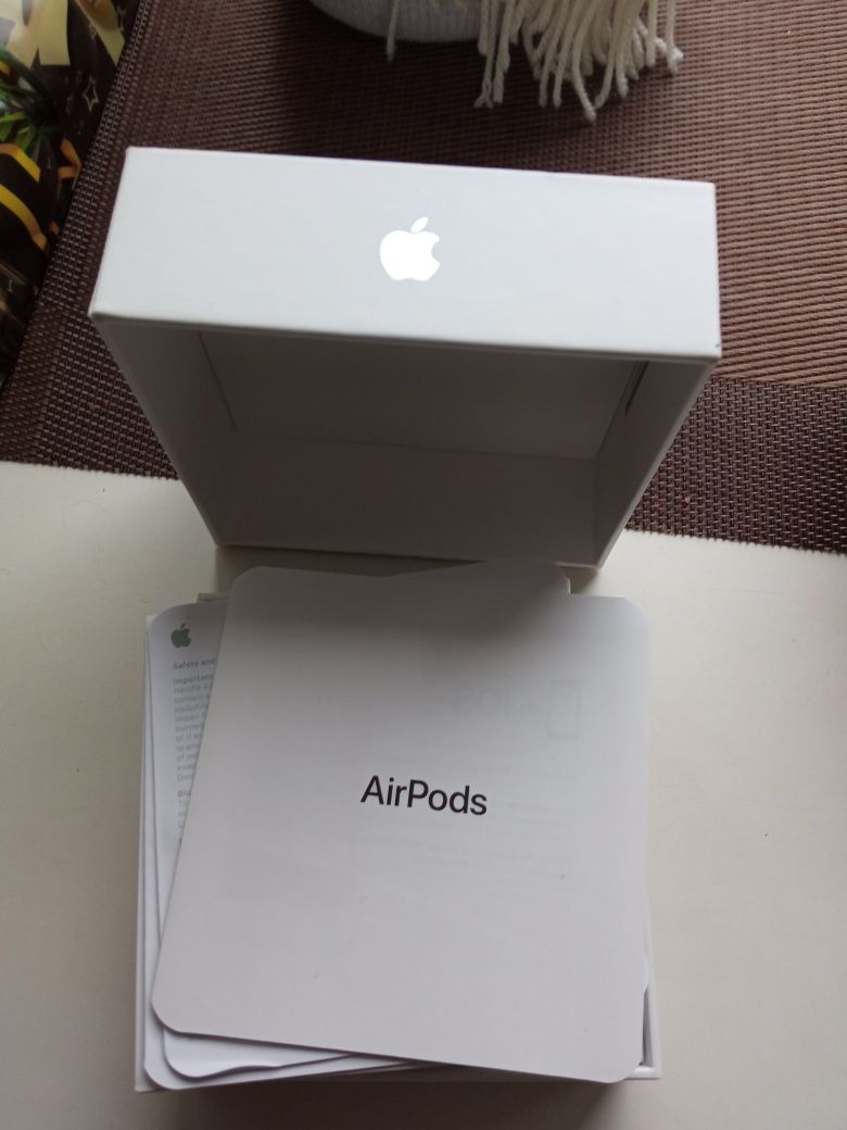 Бокс AirPods Apple