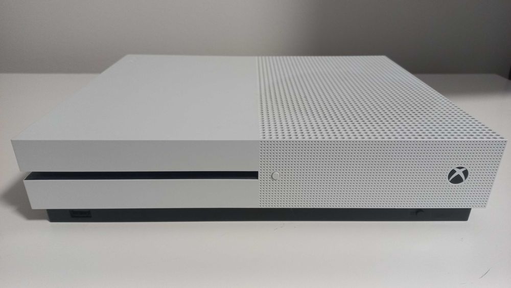 Xbox One S 1TB + Comando