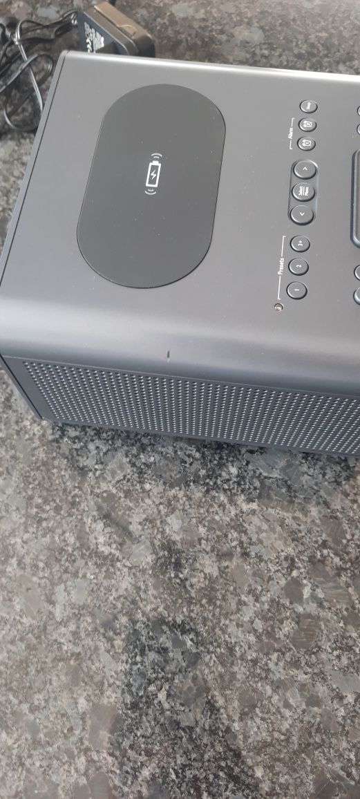 Radiobudzik z odtwarzaczem CD ładowarka indukcyjną Technisat 52 CD