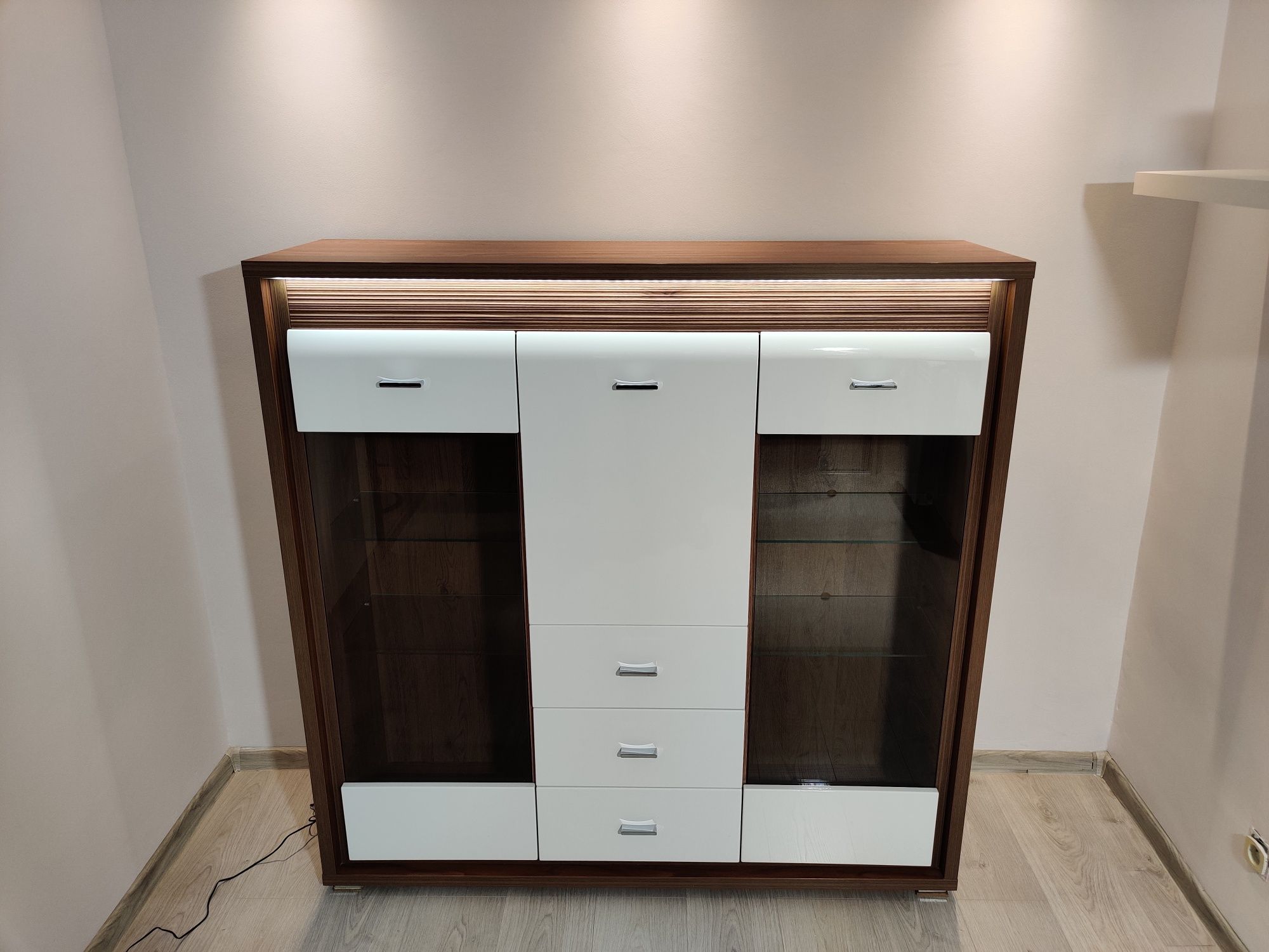 Meble, witryna Dallas 135/133/41cm, orzech naturalny.