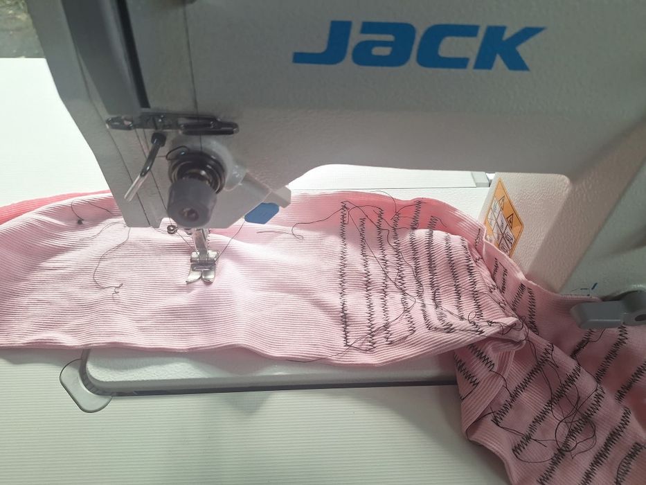 Maszyna przemyslowa jack zygzak 20u93z 
Maszyna użyta kilka razy. Stan