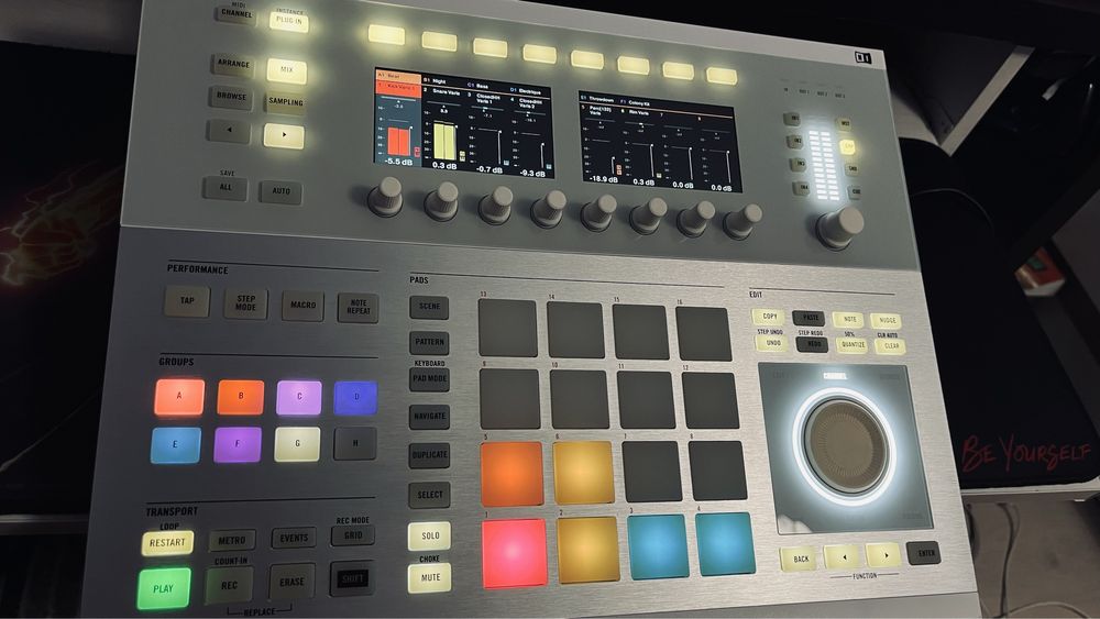 Maschine Studio White + 8 expansion pack / stan perfect