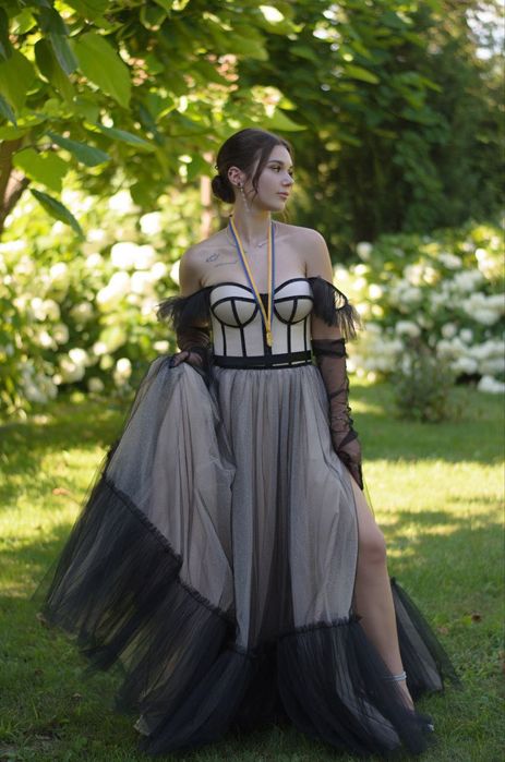 Неймовірна вечірня сукня