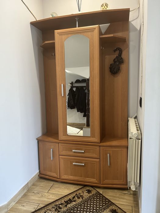 Szafa do przedpokoju z lustrem i szafkami