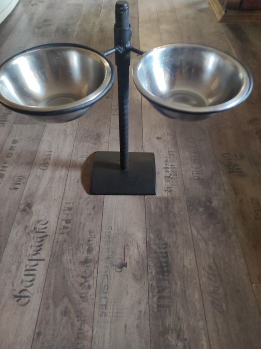 Підставка для їжі та води.