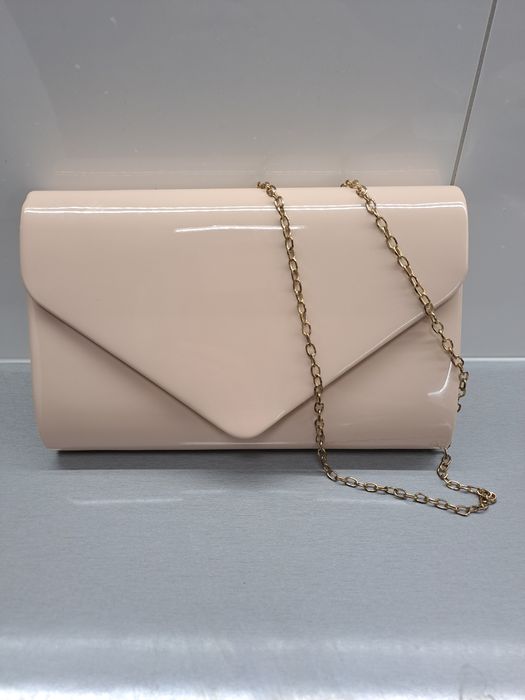 Beżowa lakierowana kopertówka