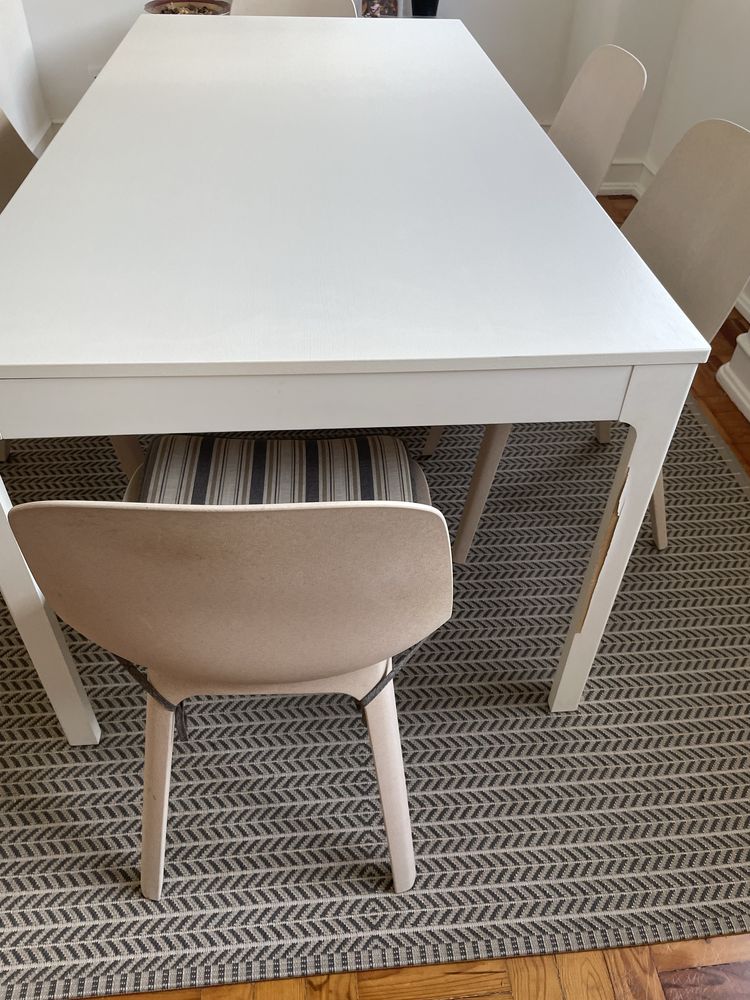 Mesa de jantar e cadeiras