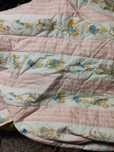 Duas colchas iguais com padrão para crianca