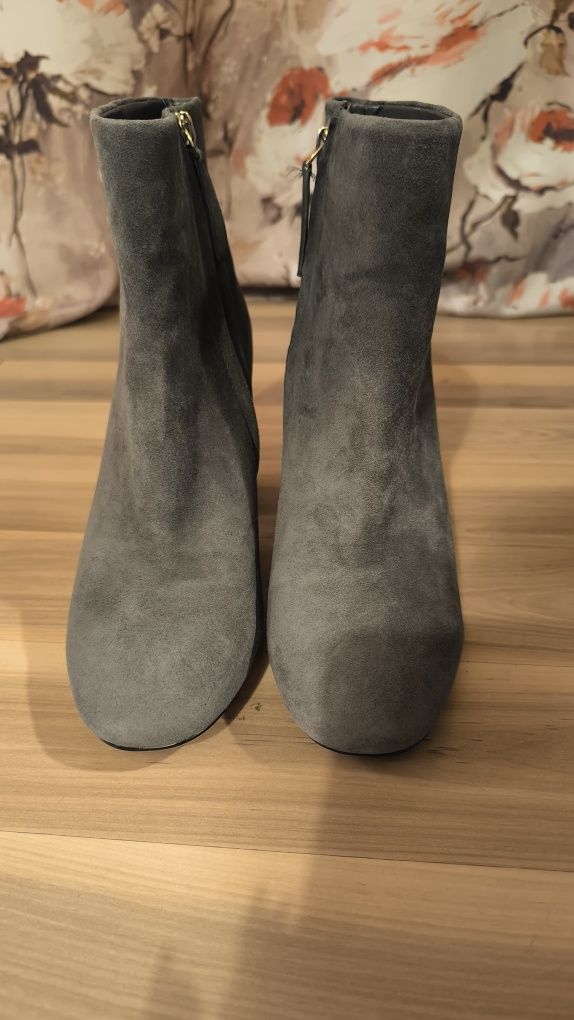 Szare botki Clarks
