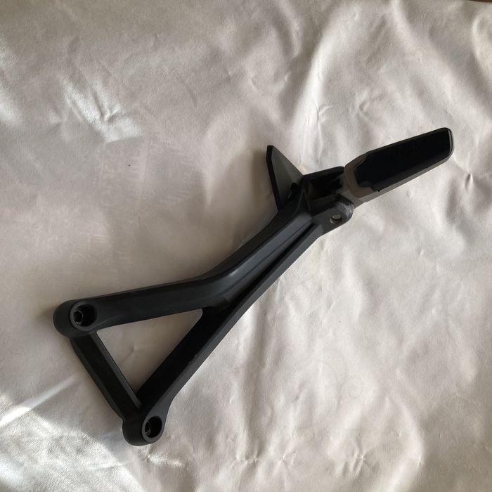 Ducati Monster 2018 задня ліва пасажирська підніжка в зборі 82433001A