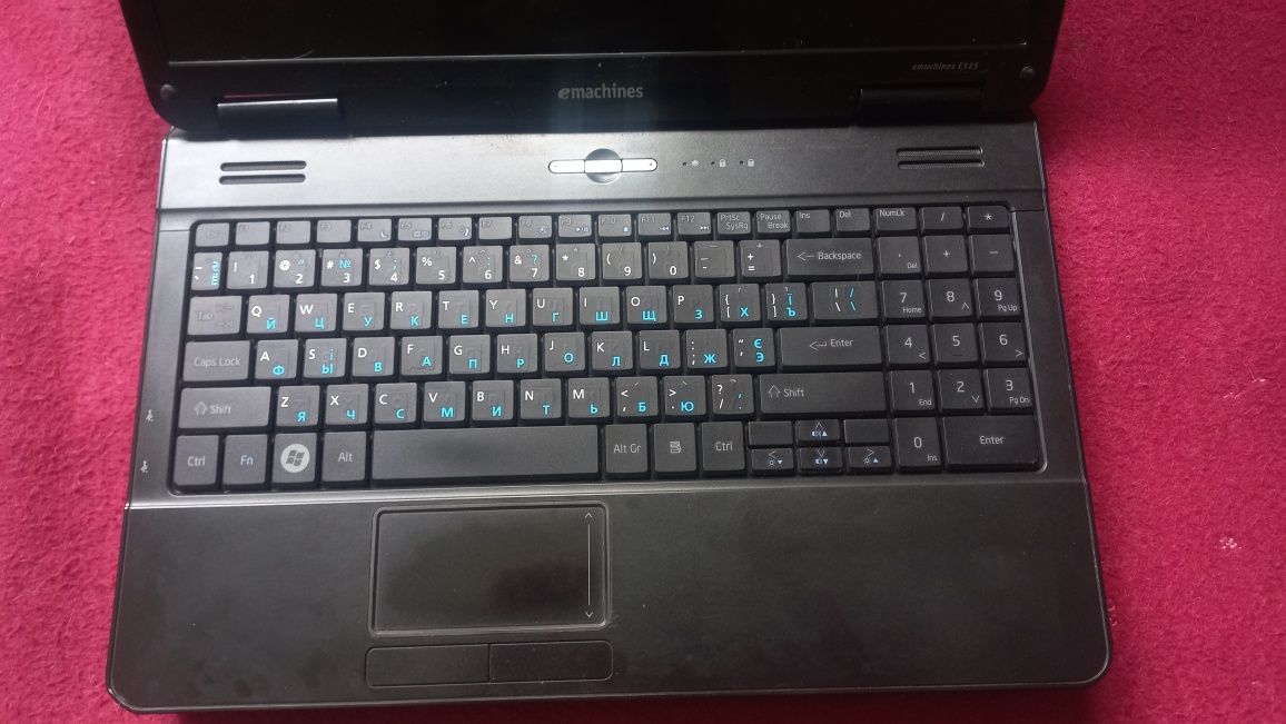 Ноутбук emachines E525 SSD