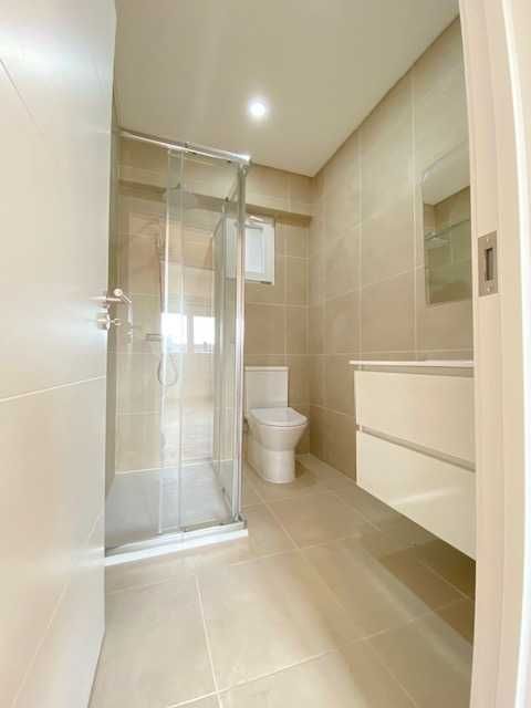Apartamento T2, com terraço, remodelado, junto ao comboio da Amadora.