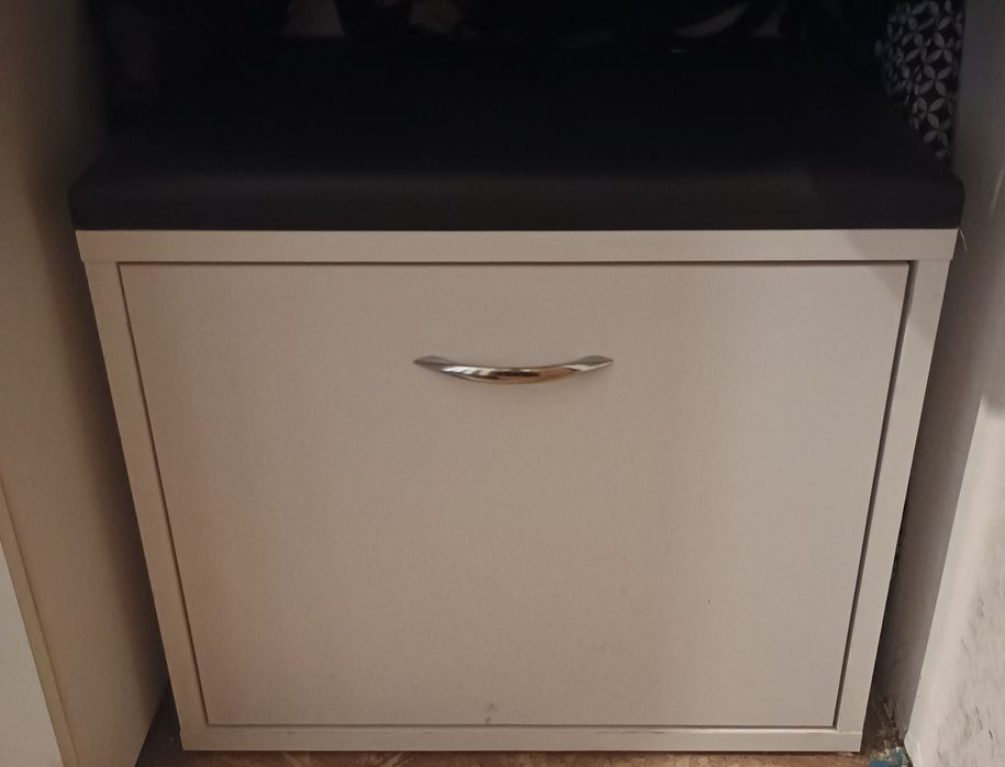 Sprzedam szafkę na buty z siedziskiem