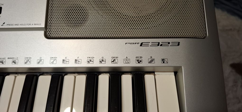 Keyboard YAMAHA PSR E323, że stojakiem, oparciem na nuty i ładowarką,