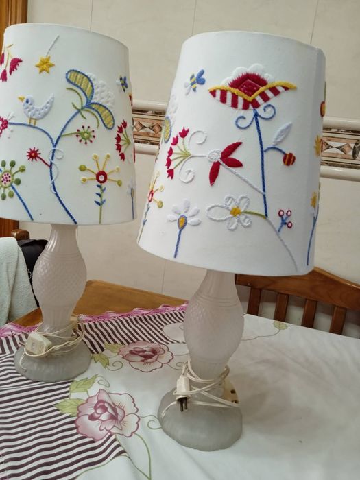 Candeeiros em vidro e abajours bordados