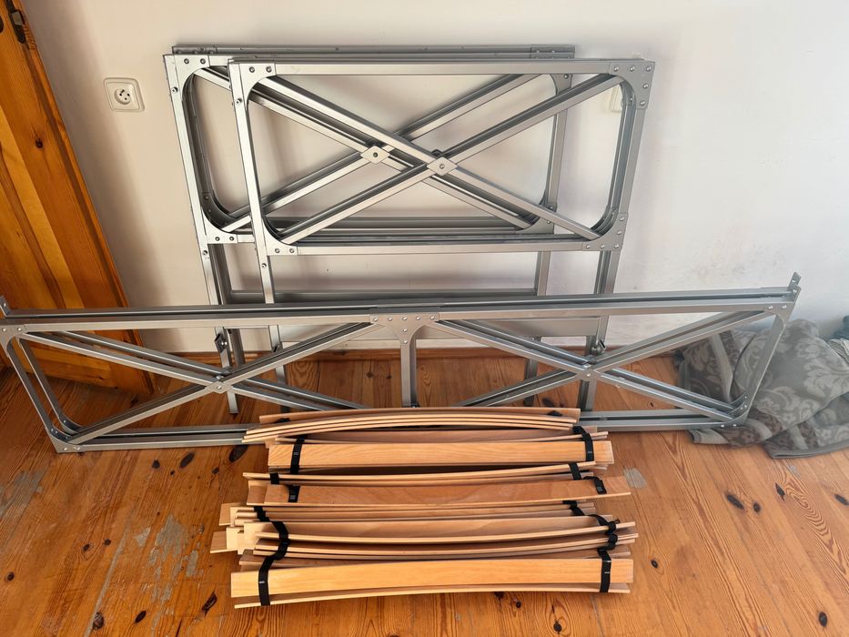 2 metalowe łóżka o wymiarach  93x207.