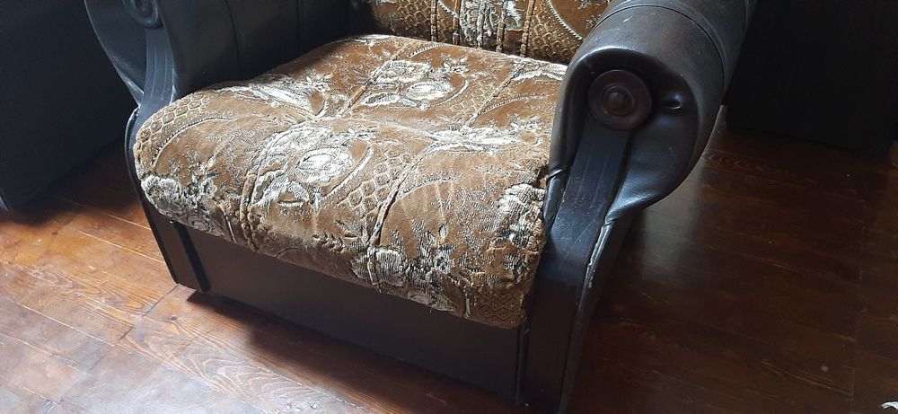 Комплект двух мягких кресел.