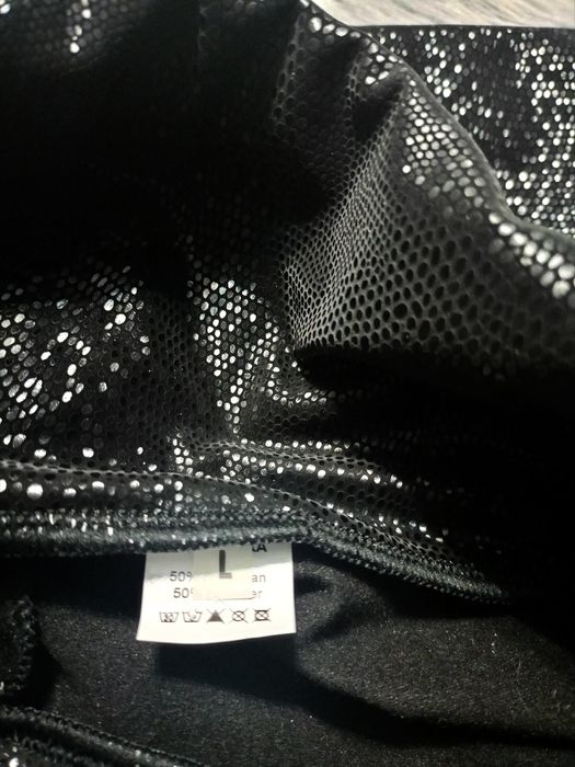 Czarne leginsy połysk eko skóra złote łańcuszki