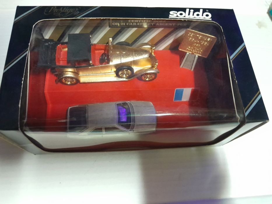 Carro de coleção renault centenário da marca solido