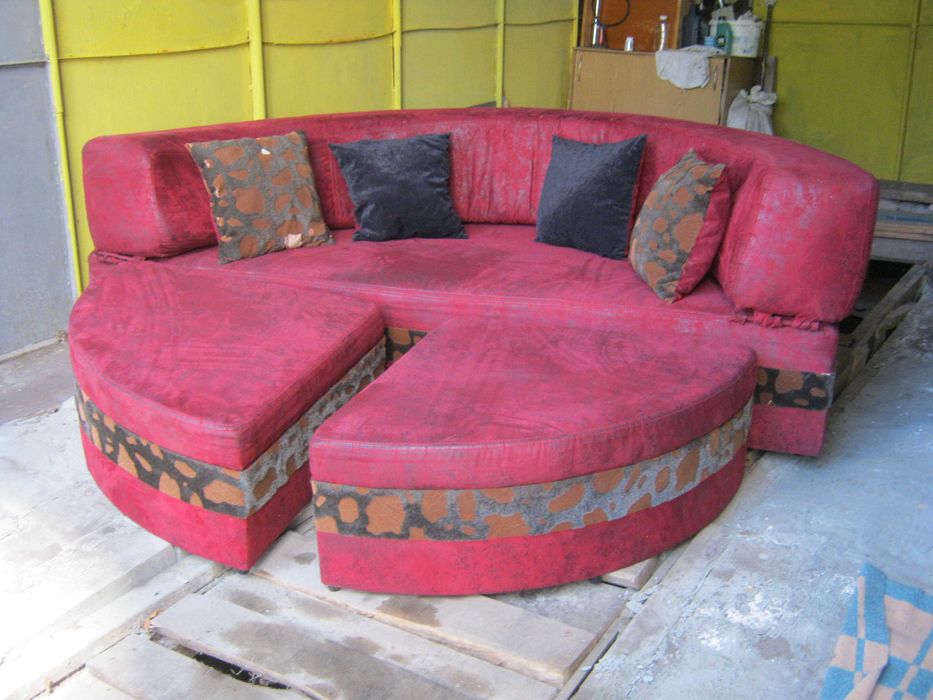 Круглый диван с приставными пуфами с отсеками для белья.