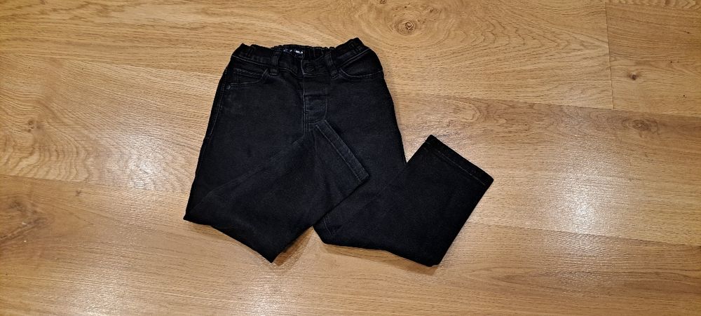 Czarne spodnie jeansowe chłopięce Next r. 98 cm