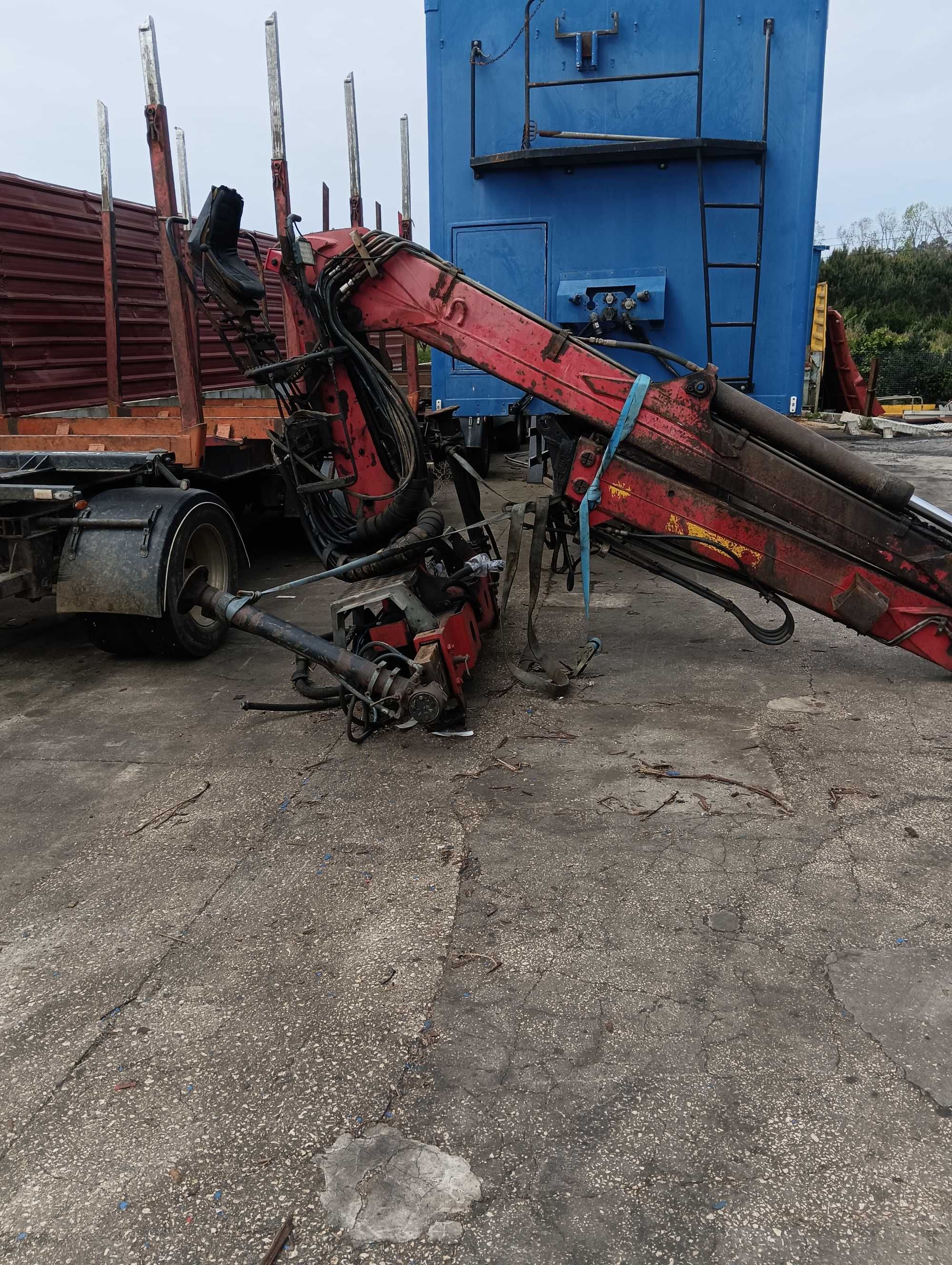 Grua loglift em bom estado