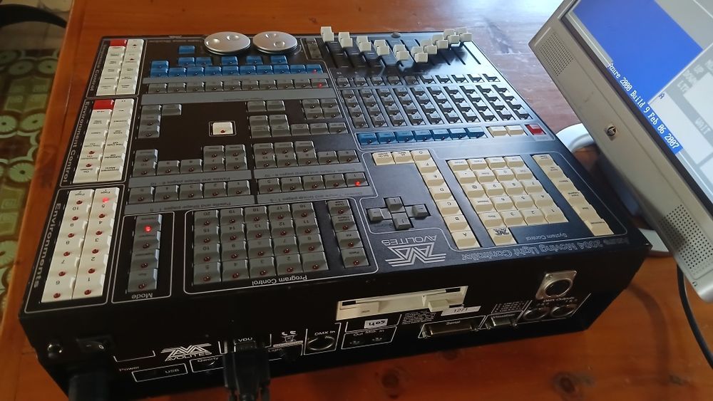 Mesa de luzes DMX Avolites Azure 2004 (original)