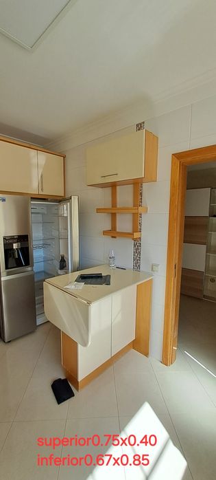 Movel de cozinha em estado razoável sem eletrodomésticos