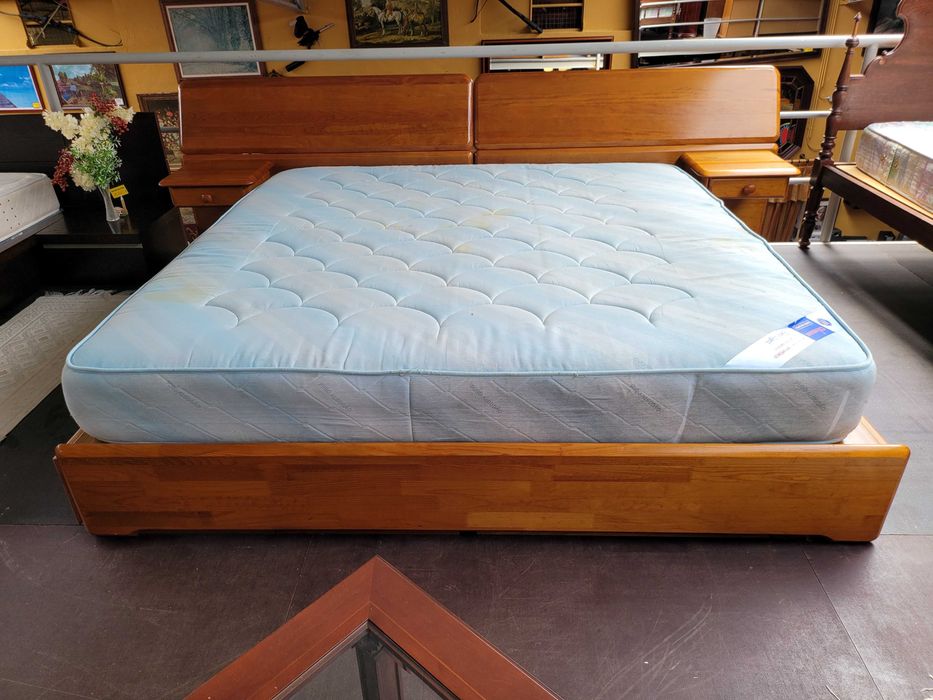 Cama Queen Size em madeira maciça de marca cerne, com