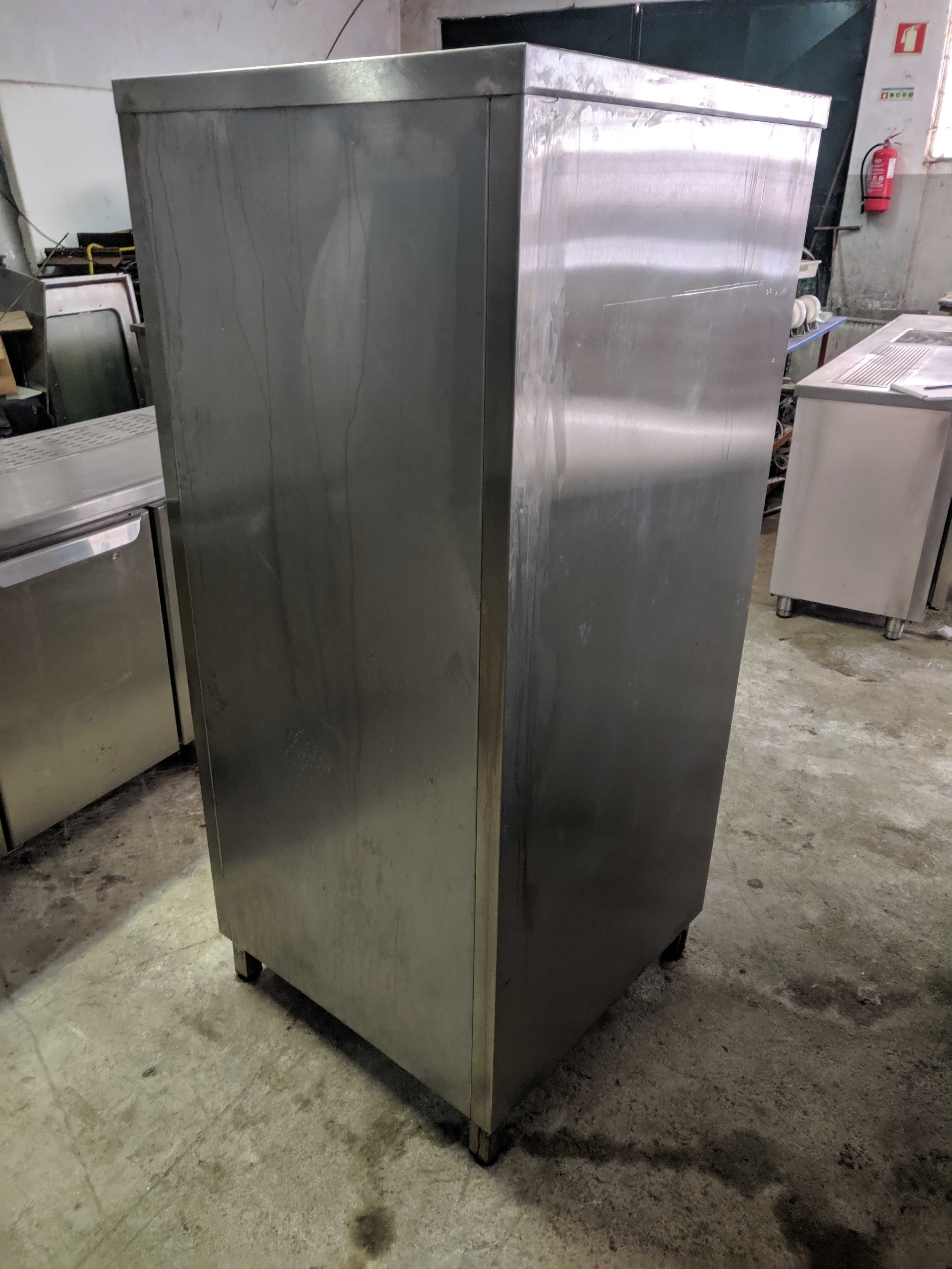 Armário vertical fundo louceiro totalmente em aço inox 70cm