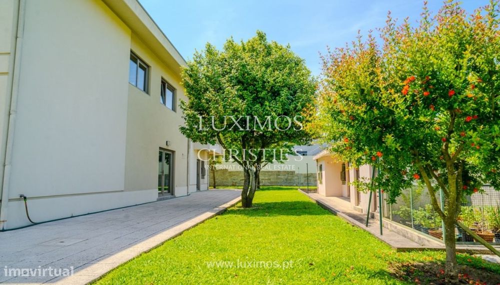 Moradia independente com amplo jardim à venda na Maia