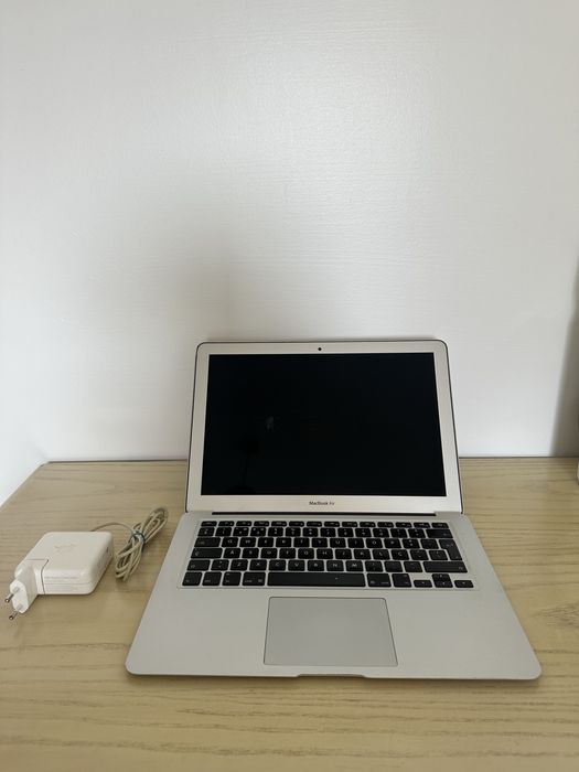 Macbook Air 2015 a funcionar (13”, disco 128 Gb e 4 Gb RAM)