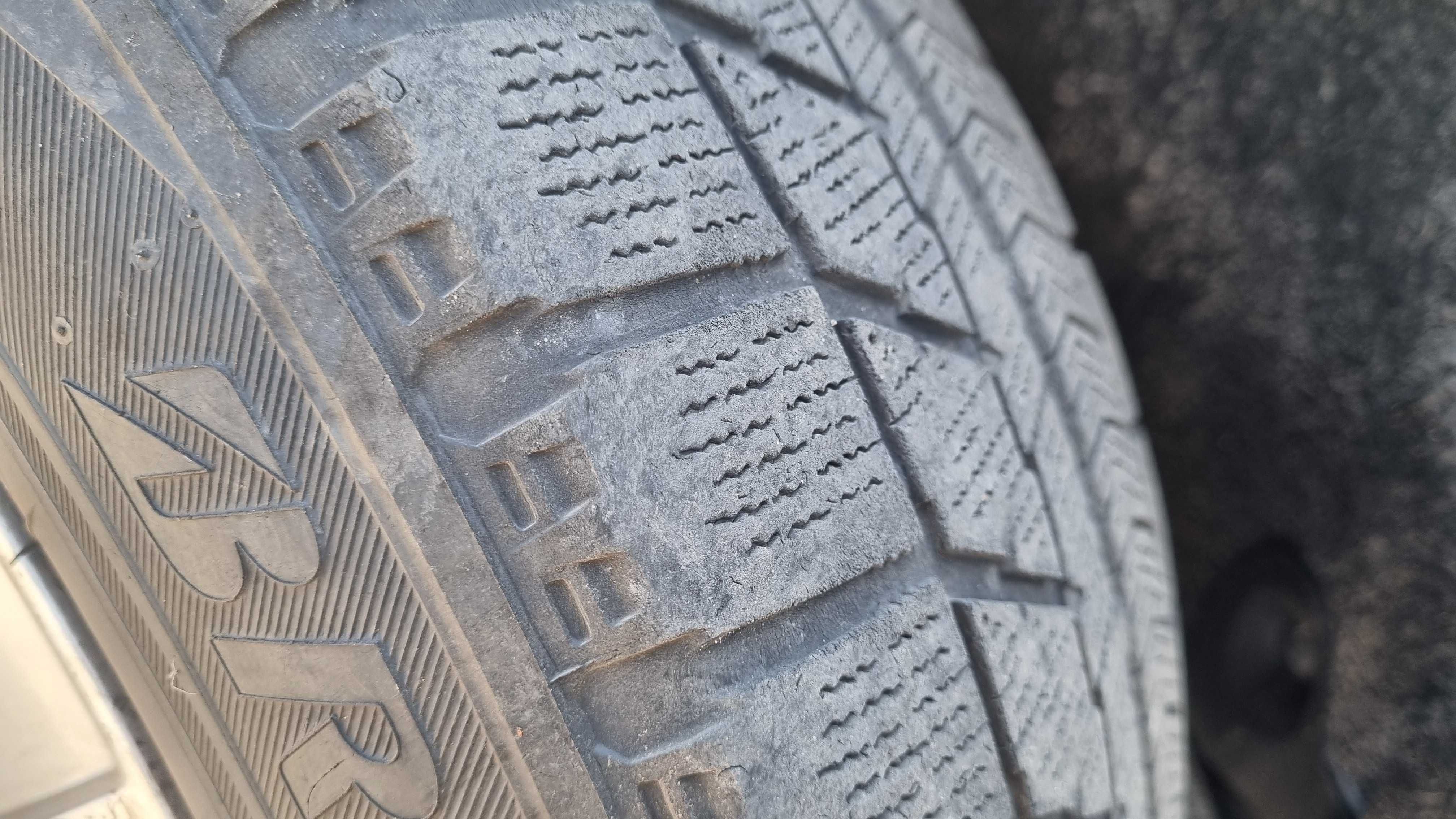 Продам зимову резину 195/65/15  бу  Bridgestone  ( 2 або 4 резини)