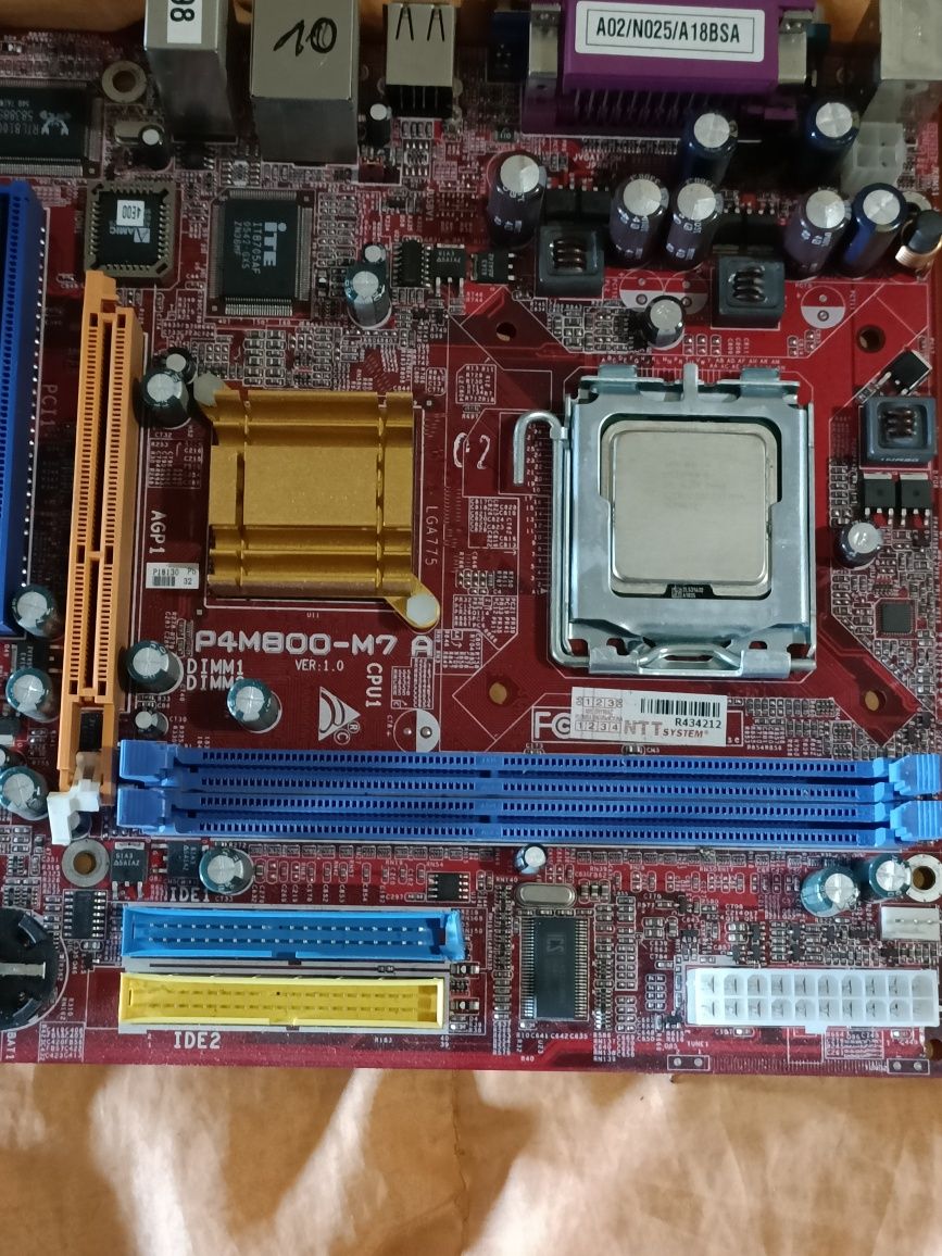 P4M800-M7 A zabytek elektroniczny złom