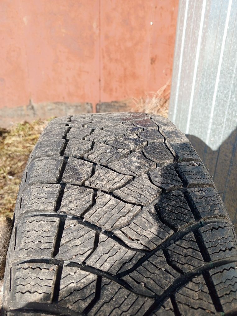Sprzedam 2 opony zimowe 2023rok 225/50/17r