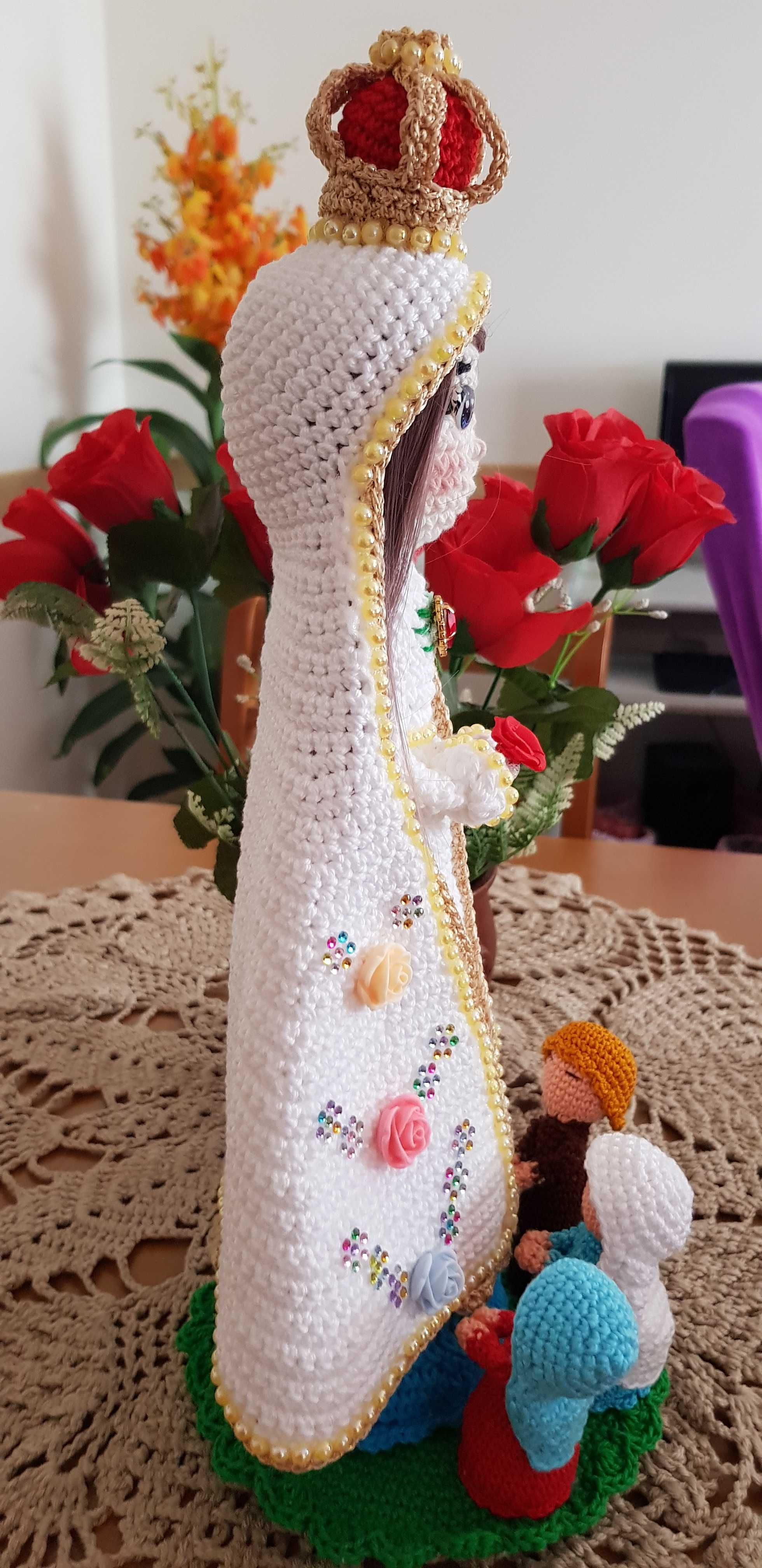 Santinha Nossa Senhora de Fátima e os Três Pastorinhos Amigurumi.