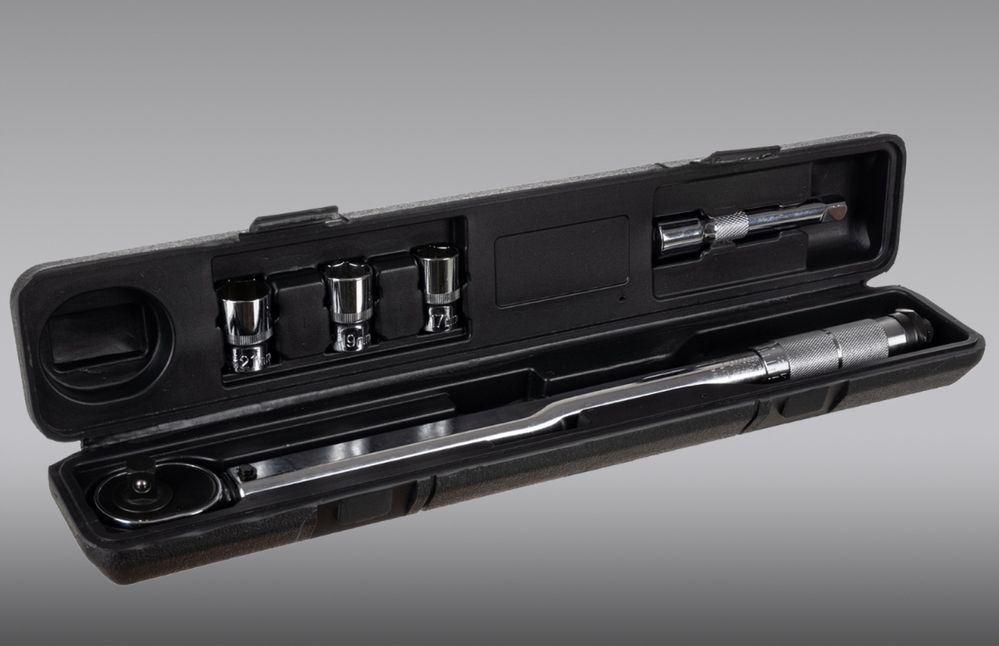 Klucz Dynamometryczny 1/2 28-210 Nm z Blokadą do Kół + 3 Nasadki