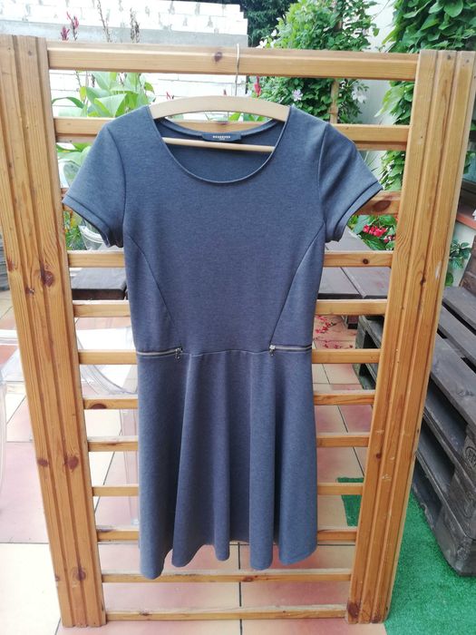 Szara rozkloszowana sukienka Reserved rozmiar M